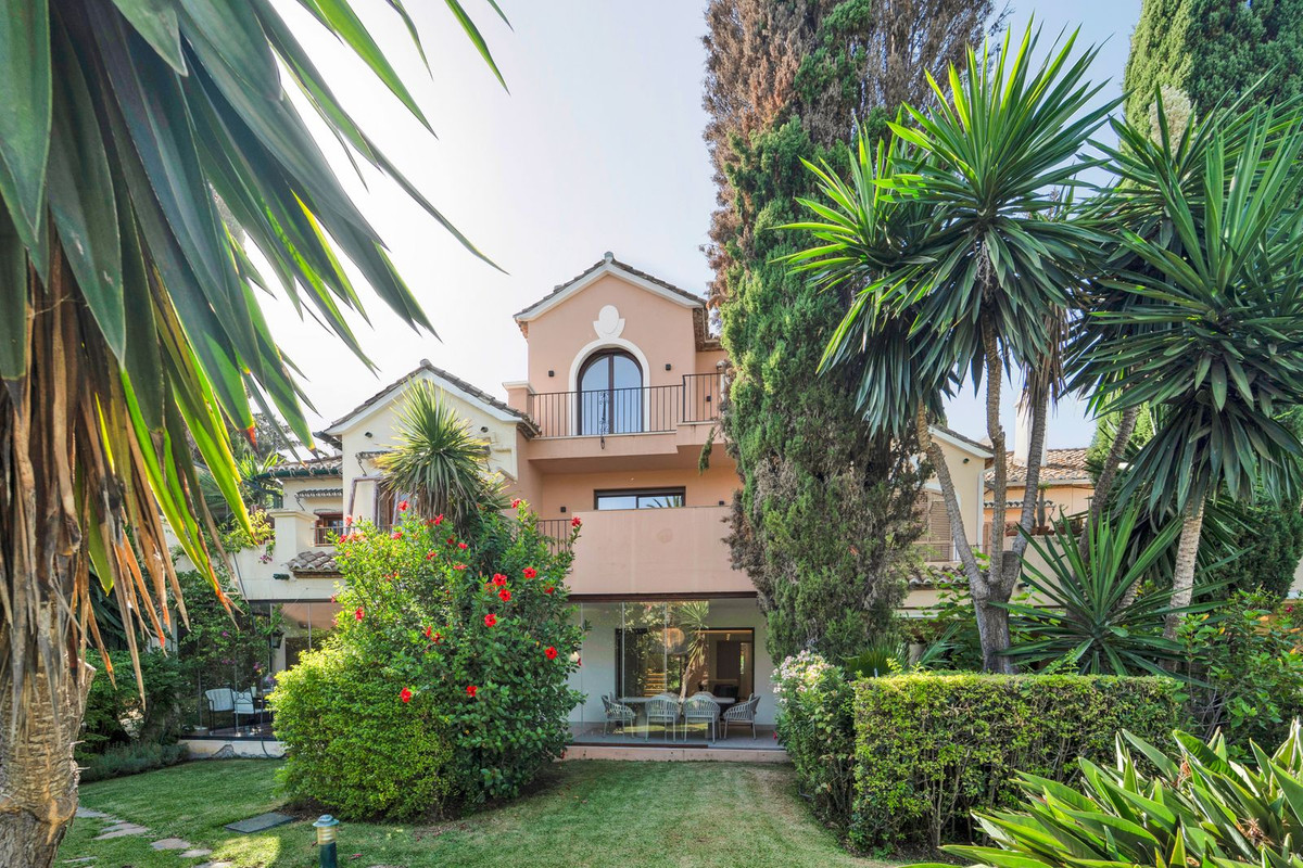 Nueva Milla de Oro, Estepona